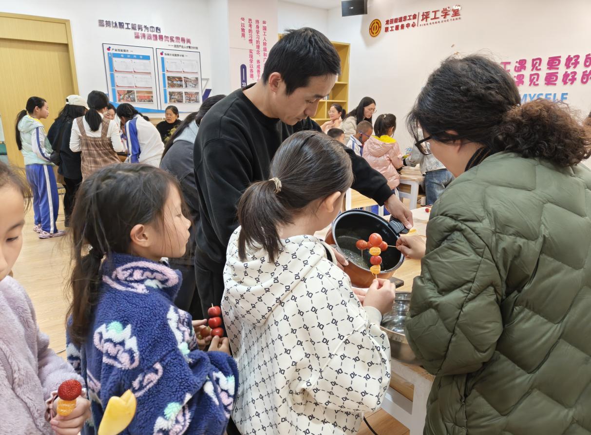 集五福、写对联……龙田街道职工群众花样迎新春