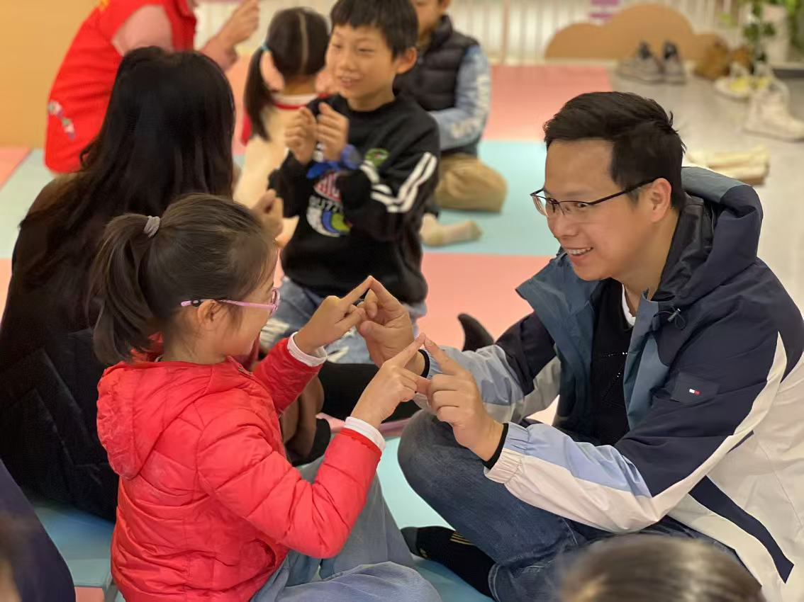罗湖区东晓社区举办“画中有‘话’”亲子活动暨“童心悦读角”启用仪式