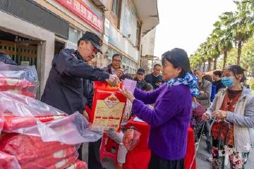 发福利啦，中山一小区业主领到“大礼包”｜新春走基层