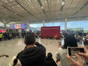 新春走基层｜站内送暖咖，车上有互动，深铁公安春运安全知识宣传温暖旅客回家路