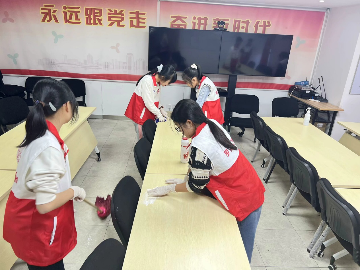 翠达社区开展“青春逐光，净美家园”青少年志愿者活动