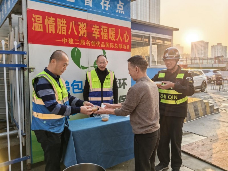 一碗腊八粥 情暖劳动者