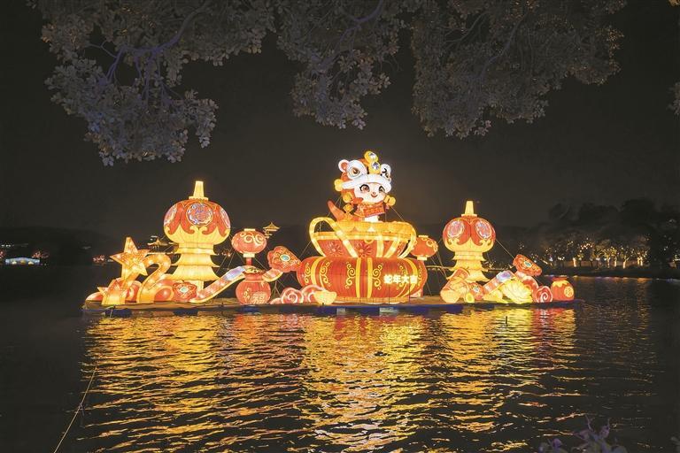 惠州西湖新春灯会正式亮灯 32组花灯融合了东坡文化与自贡灯会花灯传统工艺