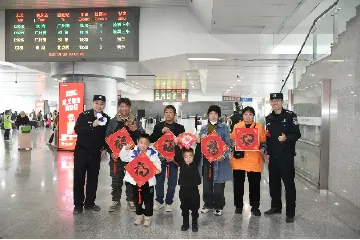城轨中山站“快闪送福”，温暖春运满溢年味