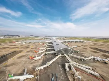 深圳机场日均运送旅客超18万人次