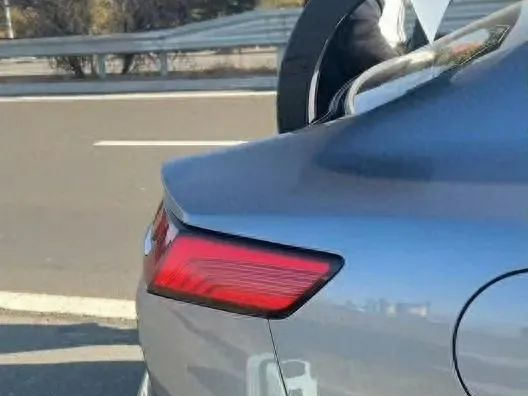 警方通报“19岁女生打顺风车被扔高速”：司机被行拘