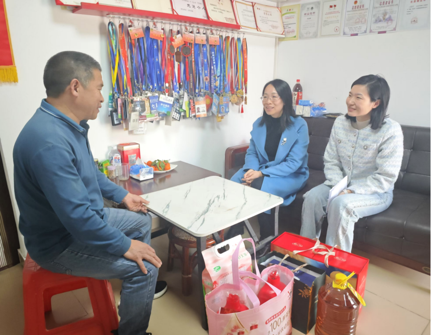 坪地街道组织开展道德模范和身边好人新春走访慰问活动