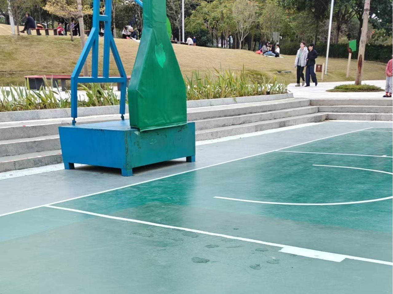虹桥公园篮球场翻修完又坏了？光明区城管部门：春节后将全面修复 | 城市环境卫生随手拍