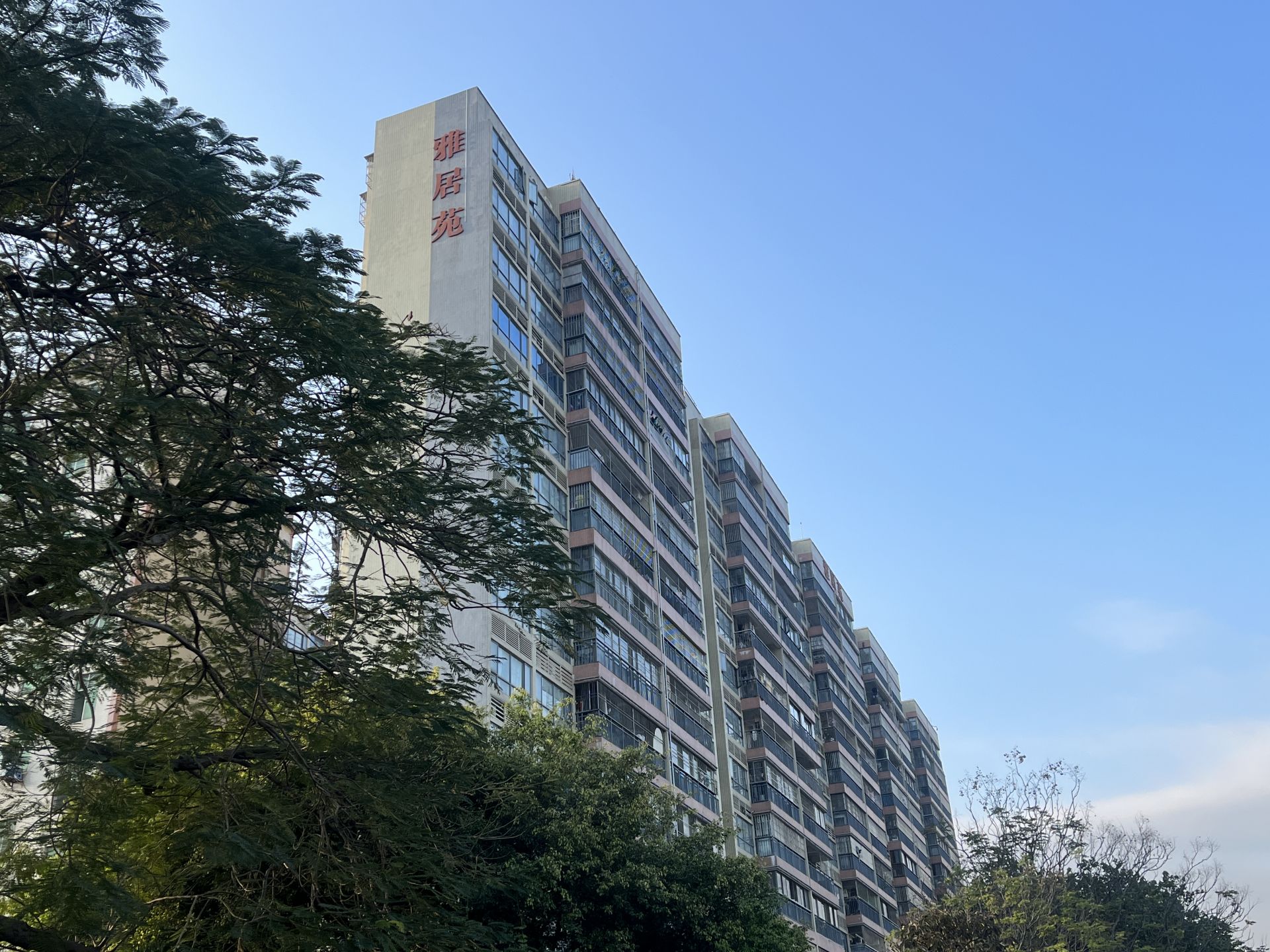 免费停车变收费？宝安一小区外围停车收费引争议 | 小区大件事 