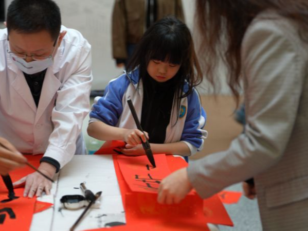 医患同乐迎新春！深圳大学华南医院开展春联送福活动  