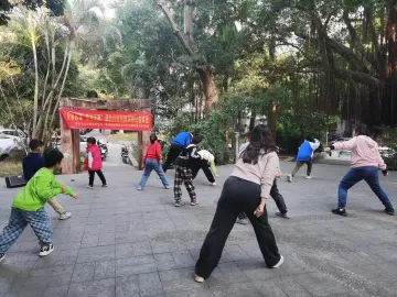 翠竹社区开展“青春起舞 嘻哈无限” 街舞系列公益课堂
