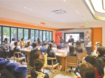 晶报特别报道│阳光写作20年：作家之路，从校园出发