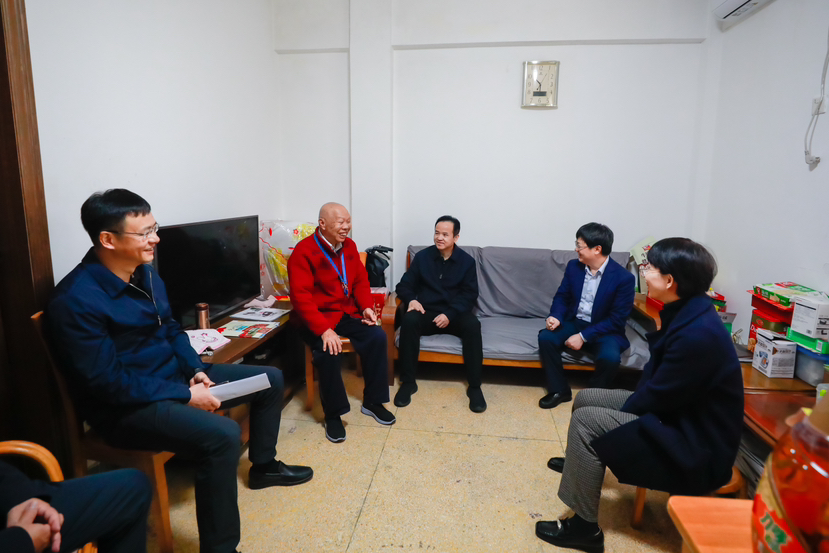 送温情，暖人心！盐田区开展第二十二届“关爱行动”暨2025年春节慰问活动