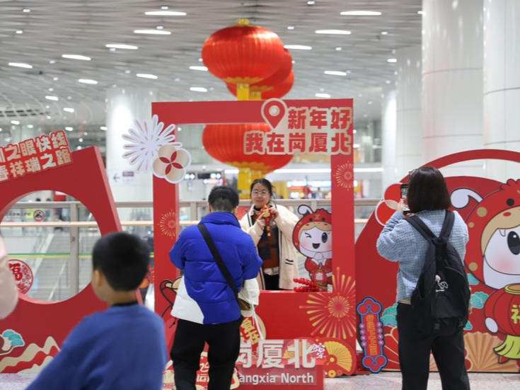 车站、列车新春“换新装”，这个春节深圳地铁年味满满