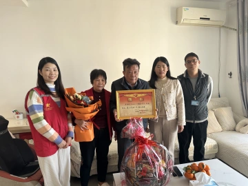 送喜报到家门，尊崇荣誉暖人心