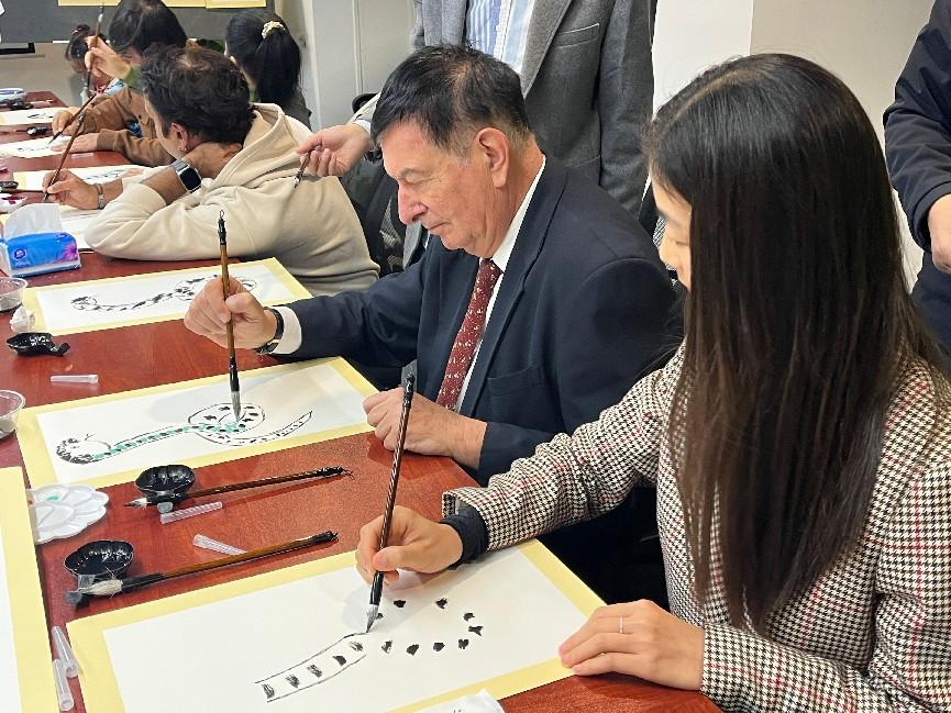 坪山街道中外友人“画蛇添福”迎新春
