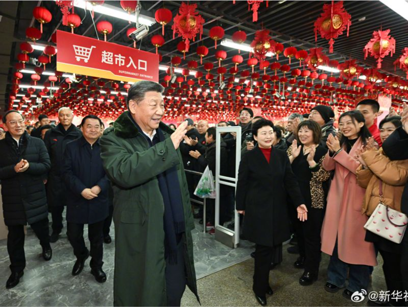 习近平察看春节市场供应：希望你们的生活像糖果一样甜甜美美