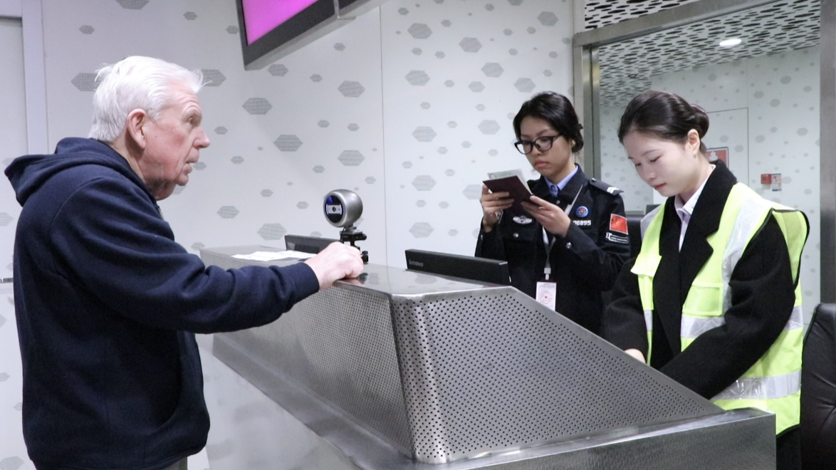 24小时过境免办边检手续施行一年 深圳机场口岸近10万名旅客受惠