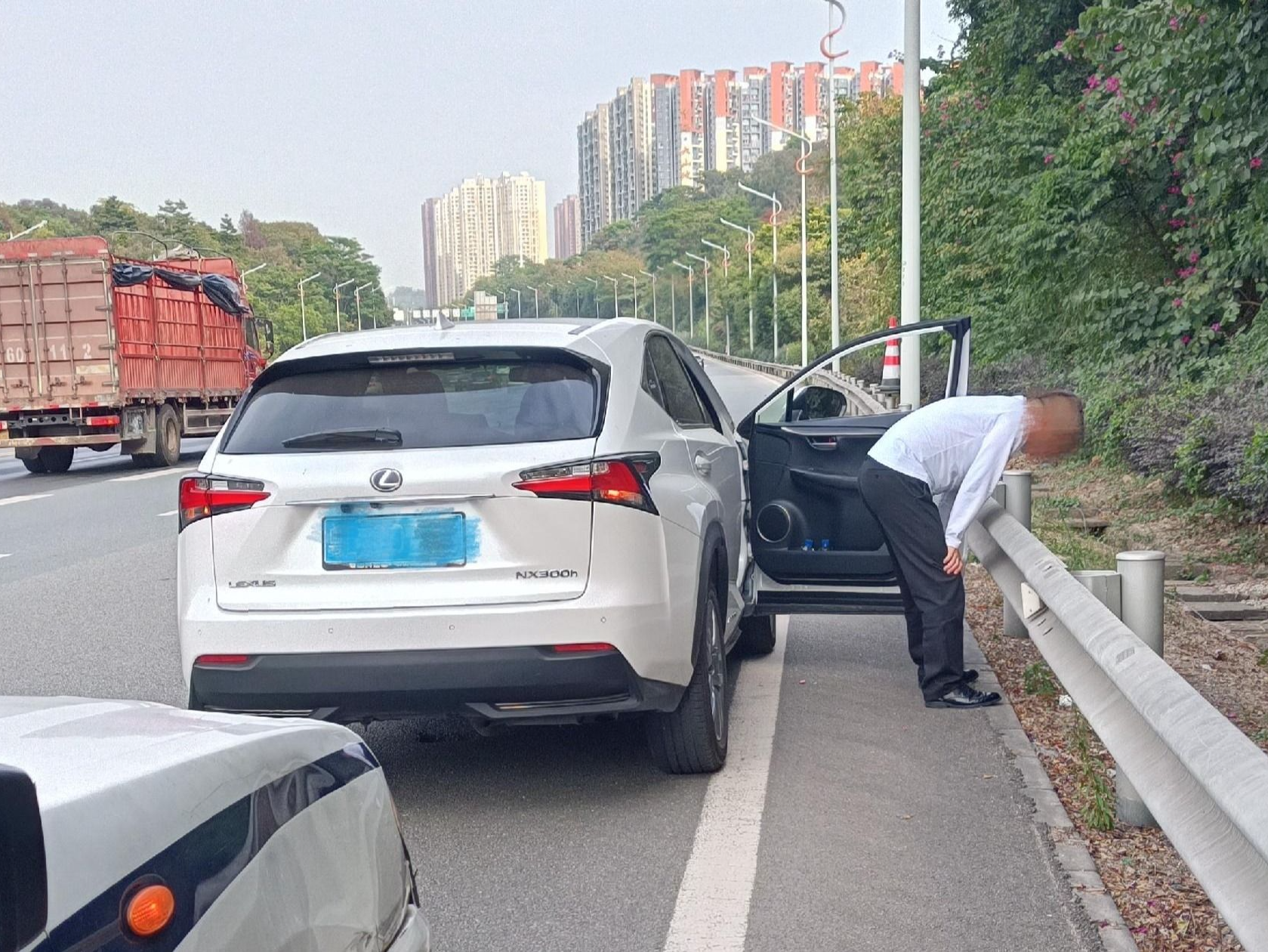 司机低血糖致无法开车，深圳交警随身翻出糖果！