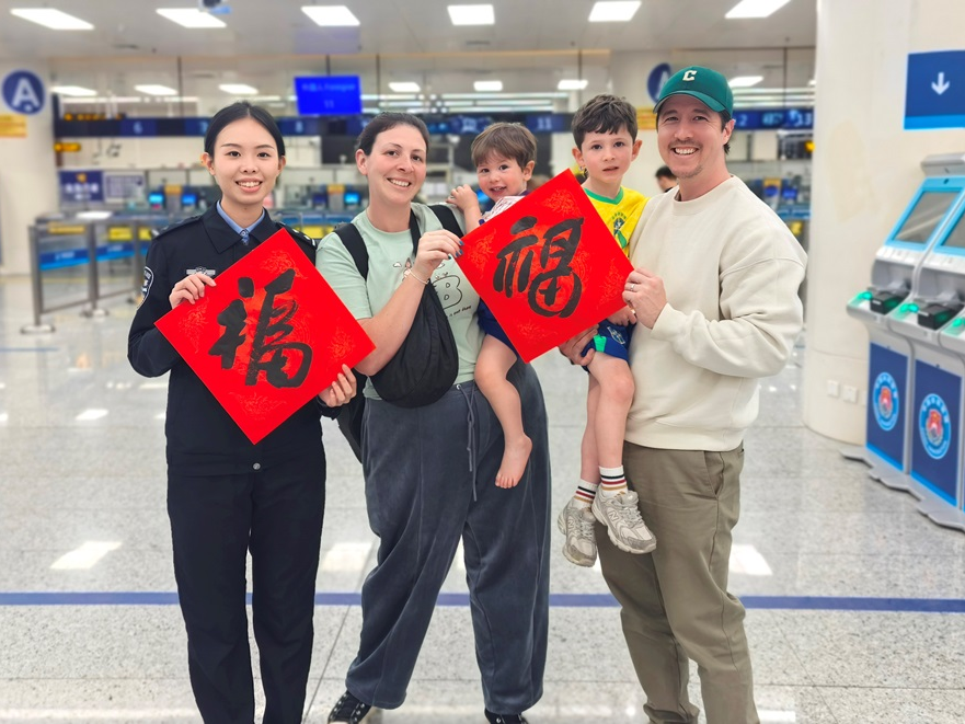 “China Travel”热度不减  皇岗边检站民警助力外籍旅客“打卡”中国年