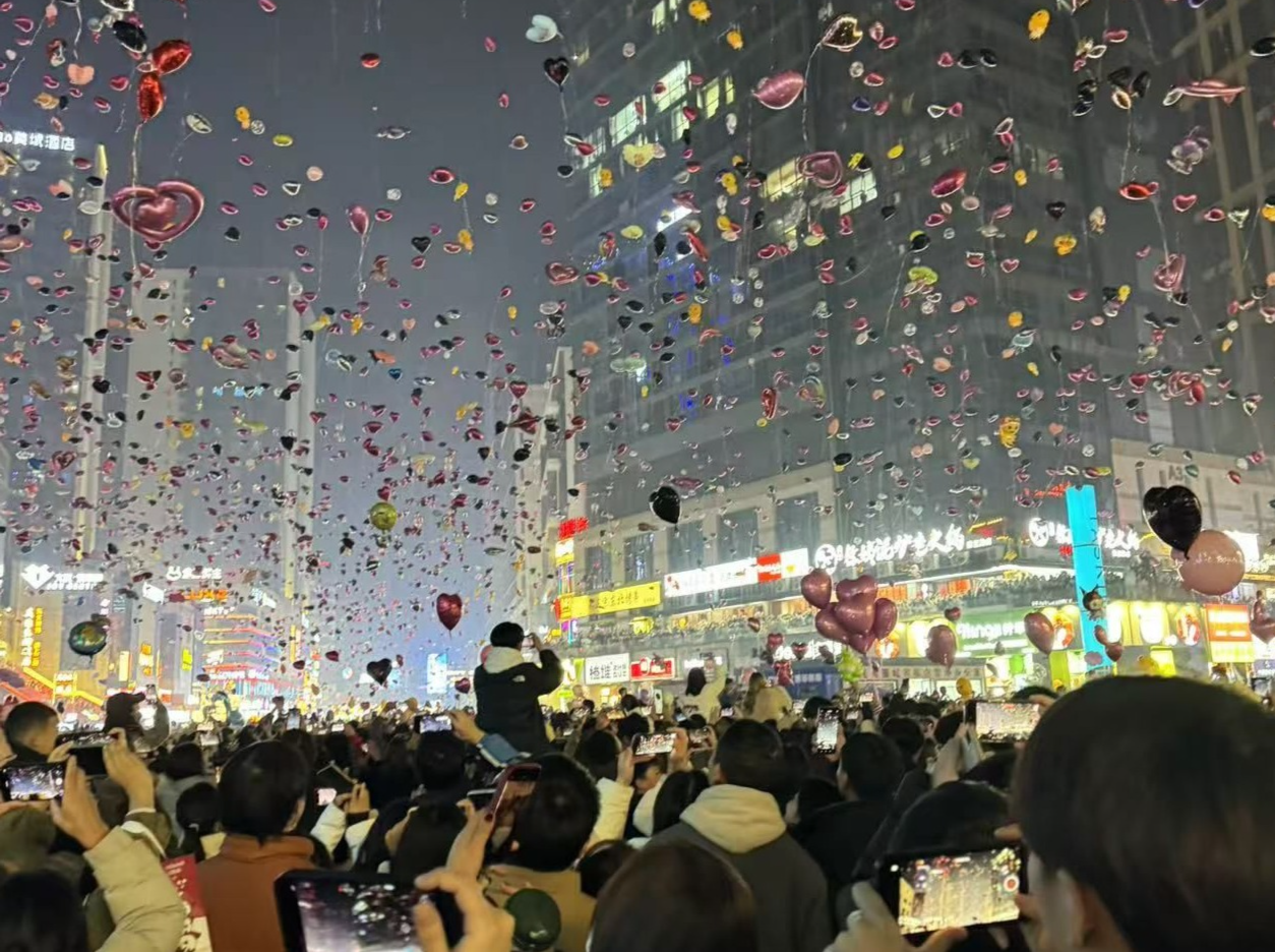 跨年夜放飞气球，小心“惹祸”！化学老师解释→