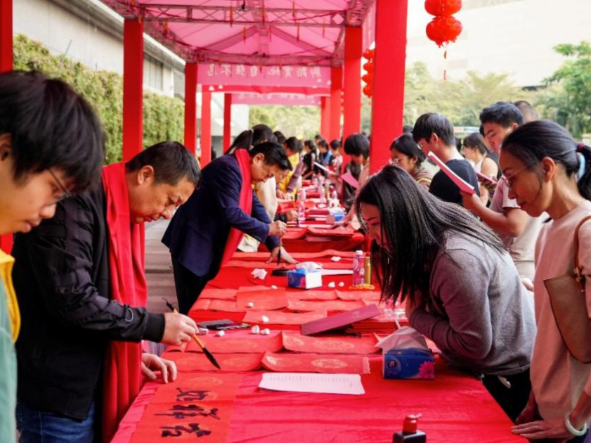 2025年书法名家进校园送春联活动在深大丽湖校区举行