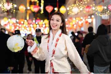 焕新步行街再燃烟火气，2025年中山春节嘉年华热闹开启