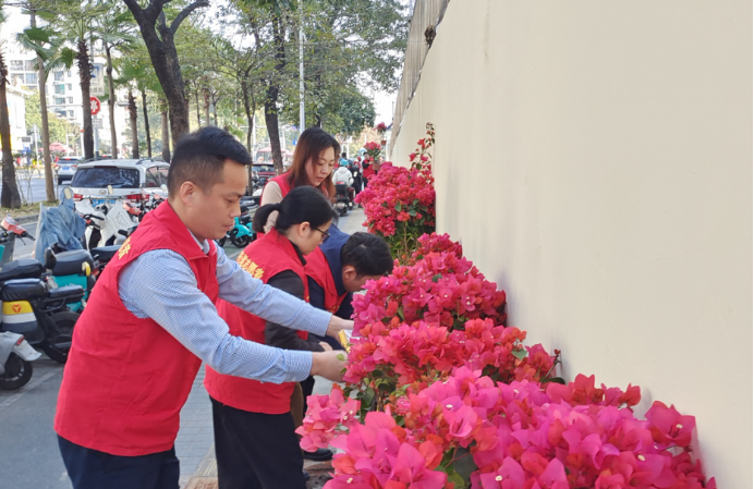 增添节日氛围，布吉南三社区联合百盛大厦物业开展绿美主题共建活动