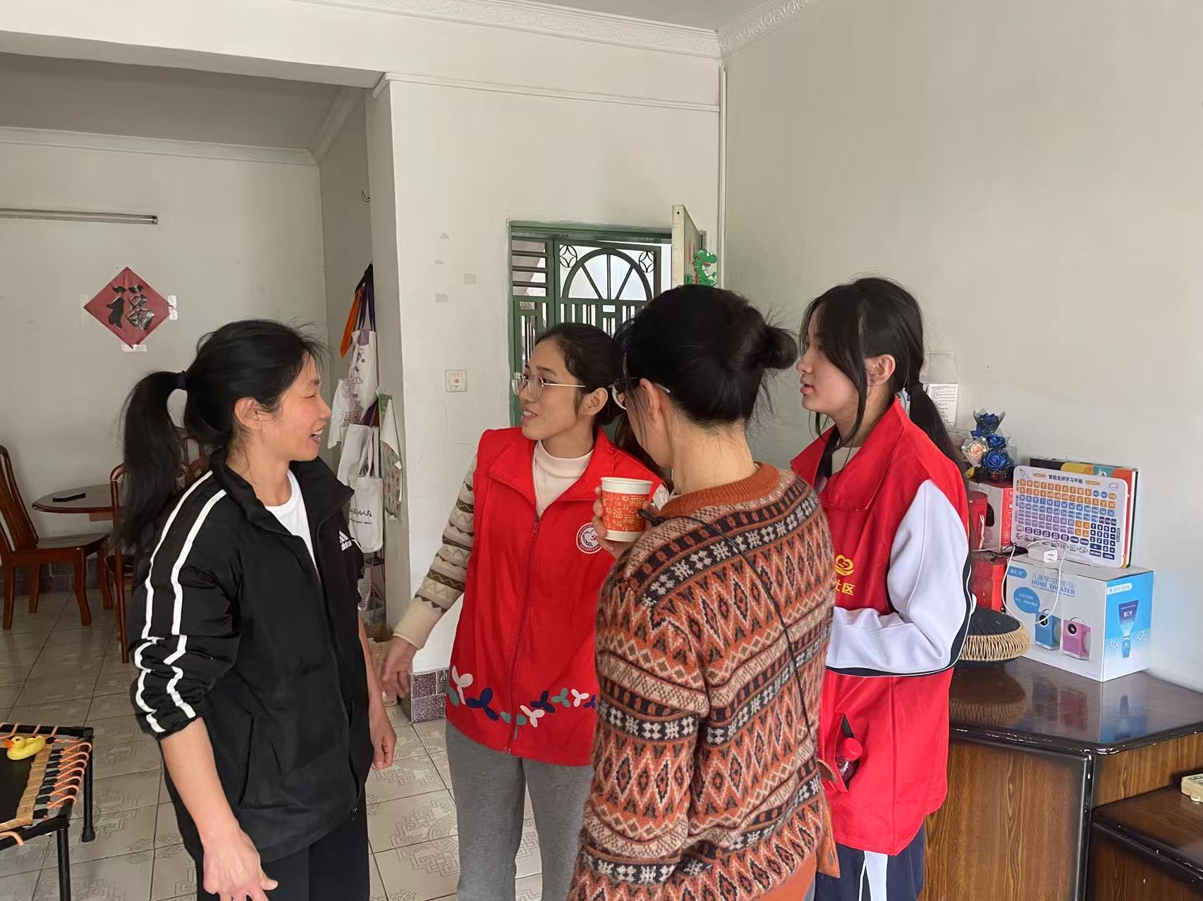 新春走基层 | 南湾街道南新社区社工、圆梦者和志愿者送微心愿上门
