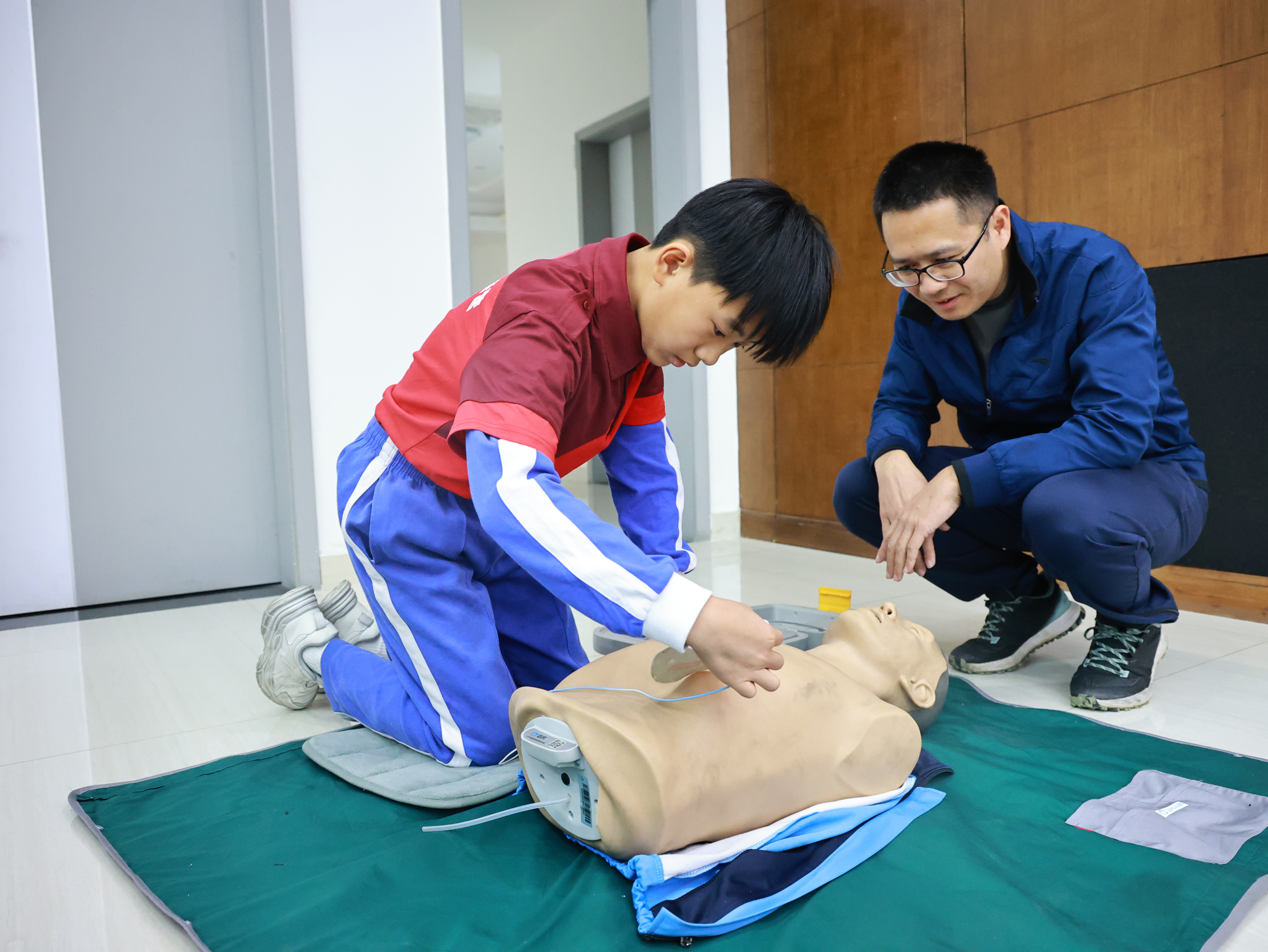 警医联动举办急救培训 提升少年警营队员急救技能