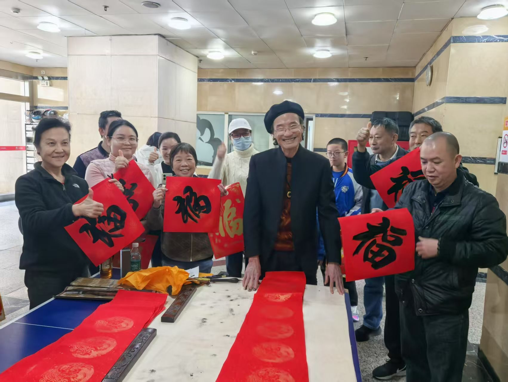 退休教师送春联到社区