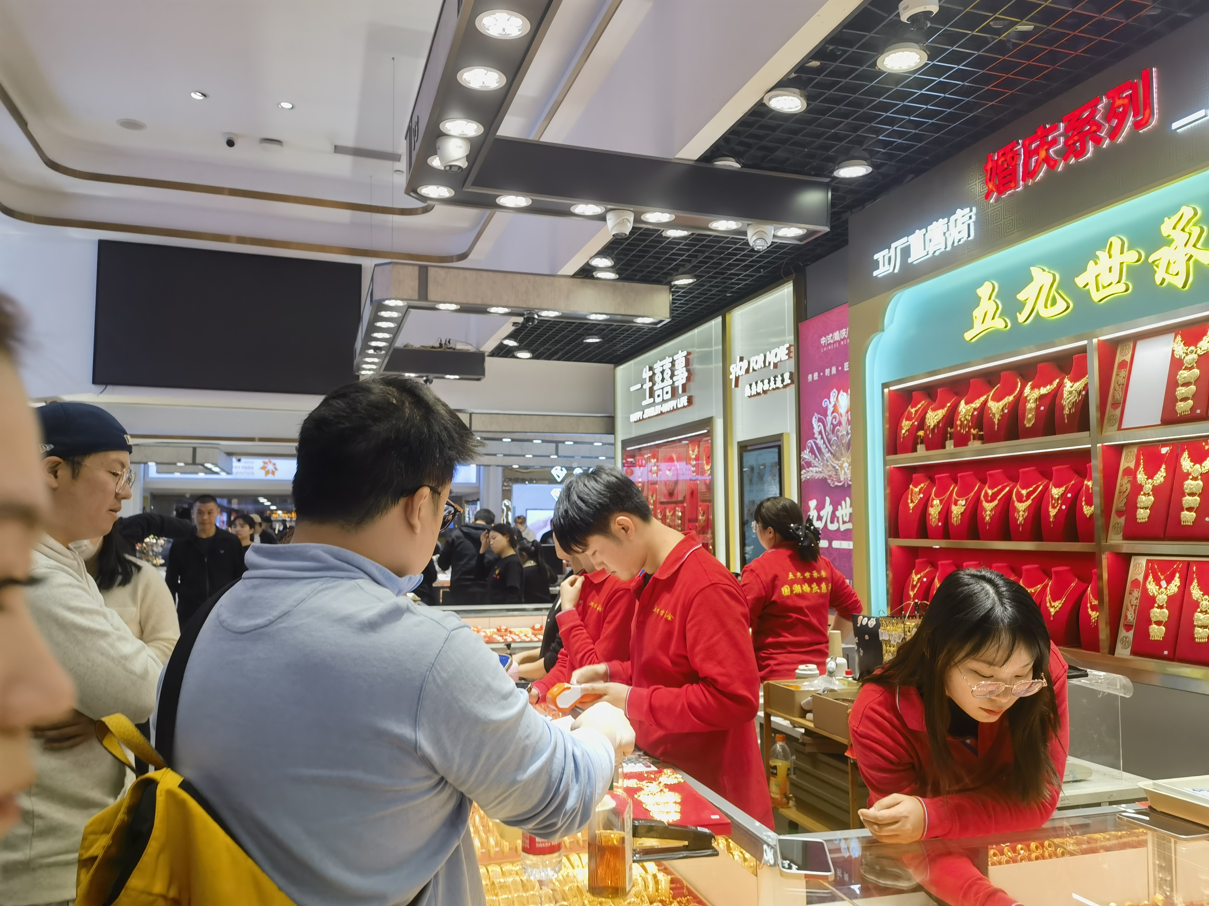 走进国内最大的黄金珠宝交易集散地，水贝黄金珠宝市场物流忙