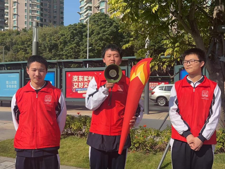 参与环保争当绿色天使 深圳U站开展低碳环保火炬传送活动