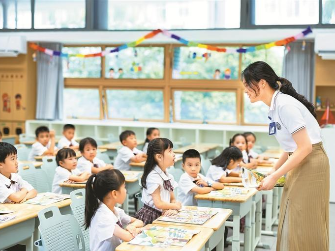 中青报：别让“名校毕业生入职中小学”成为噱头 