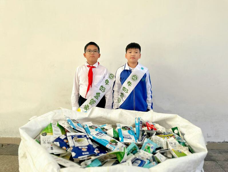 深圳“牛奶盒学校”近两年回收20万个牛奶盒，相当于少开采8棵10年大树