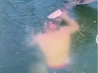 河北一被困冰层下的冬泳者已不幸遇难，冰下自救为何难？