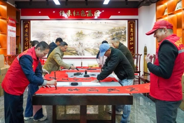 老兵挥墨写春联，军民同乐喜迎春 ——龙岗区开展退役军人写春联迎新春活动