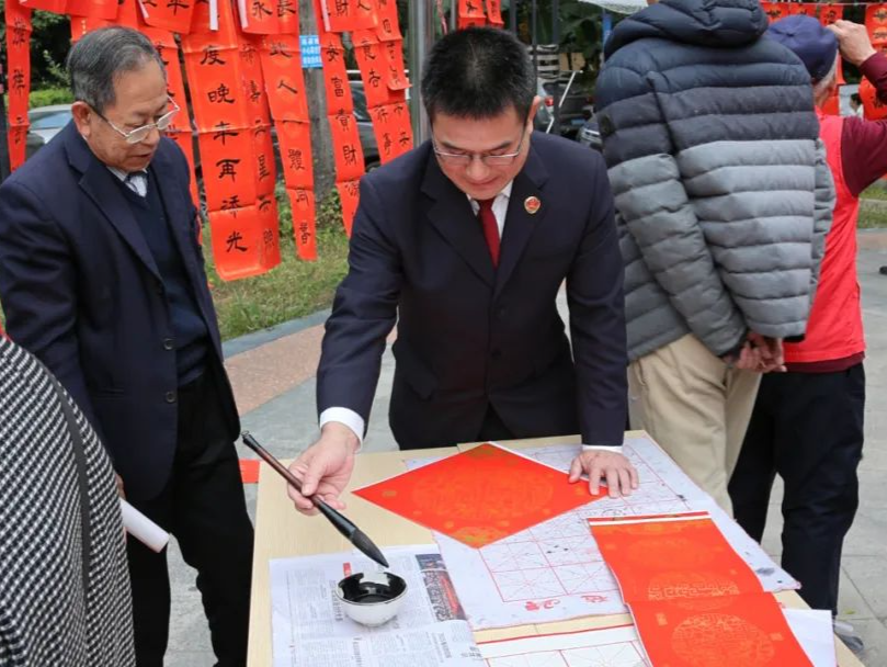罗湖检察干警为群众送上“法治年货”添年味