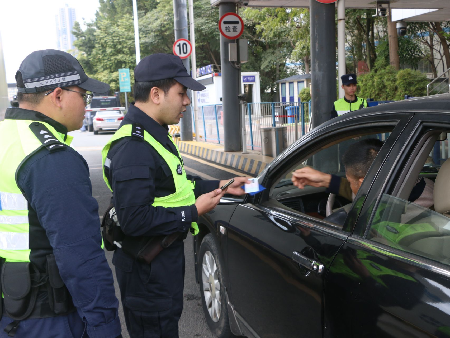 新春走基层丨智慧治安卡点守护深圳“东北门户”
