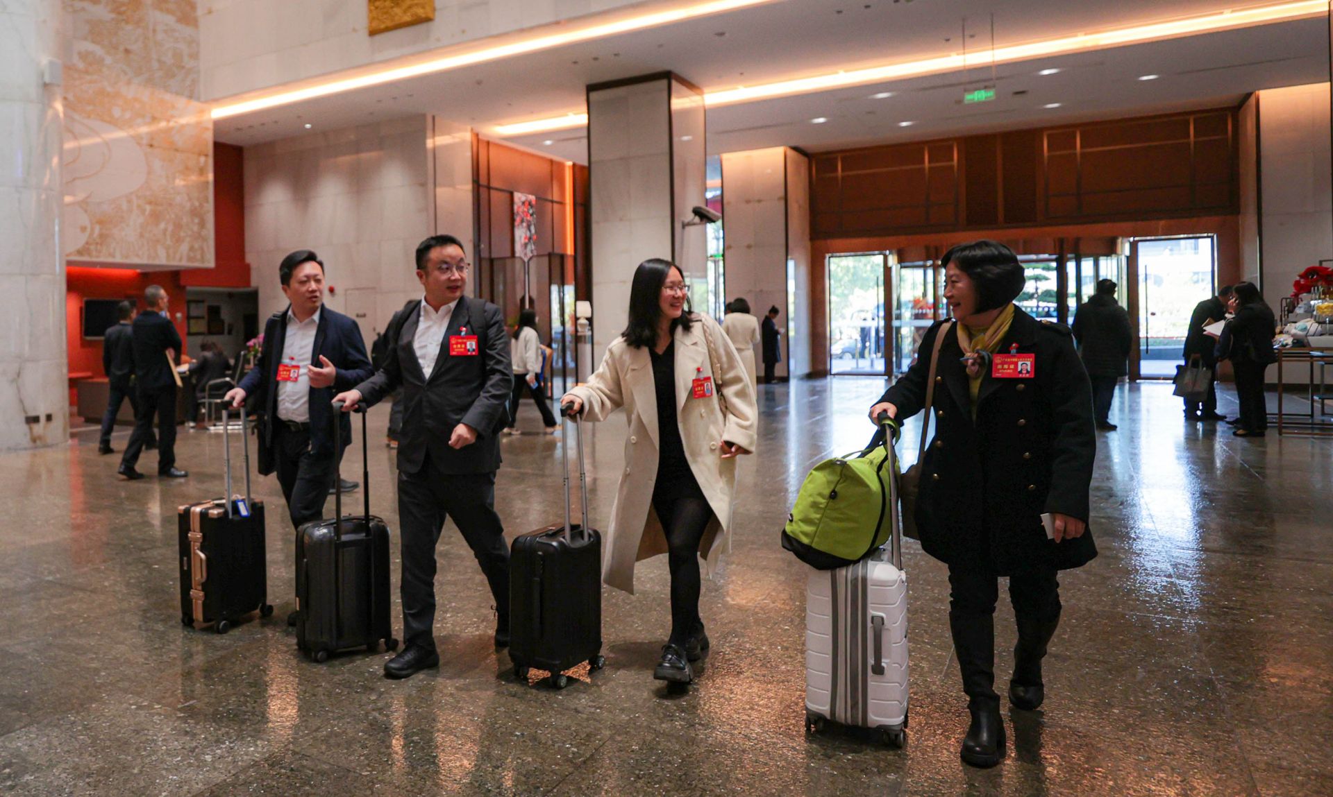 在深省人大代表抵穗向广东省十四届人大三次会议报到  他们带来广东高质量发展“金点子”