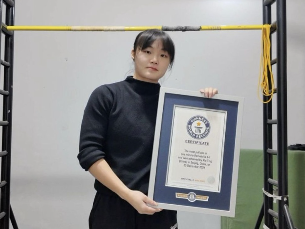 超燃！22岁广东女生1分钟做44次引体向上，刷新吉尼斯世界纪录