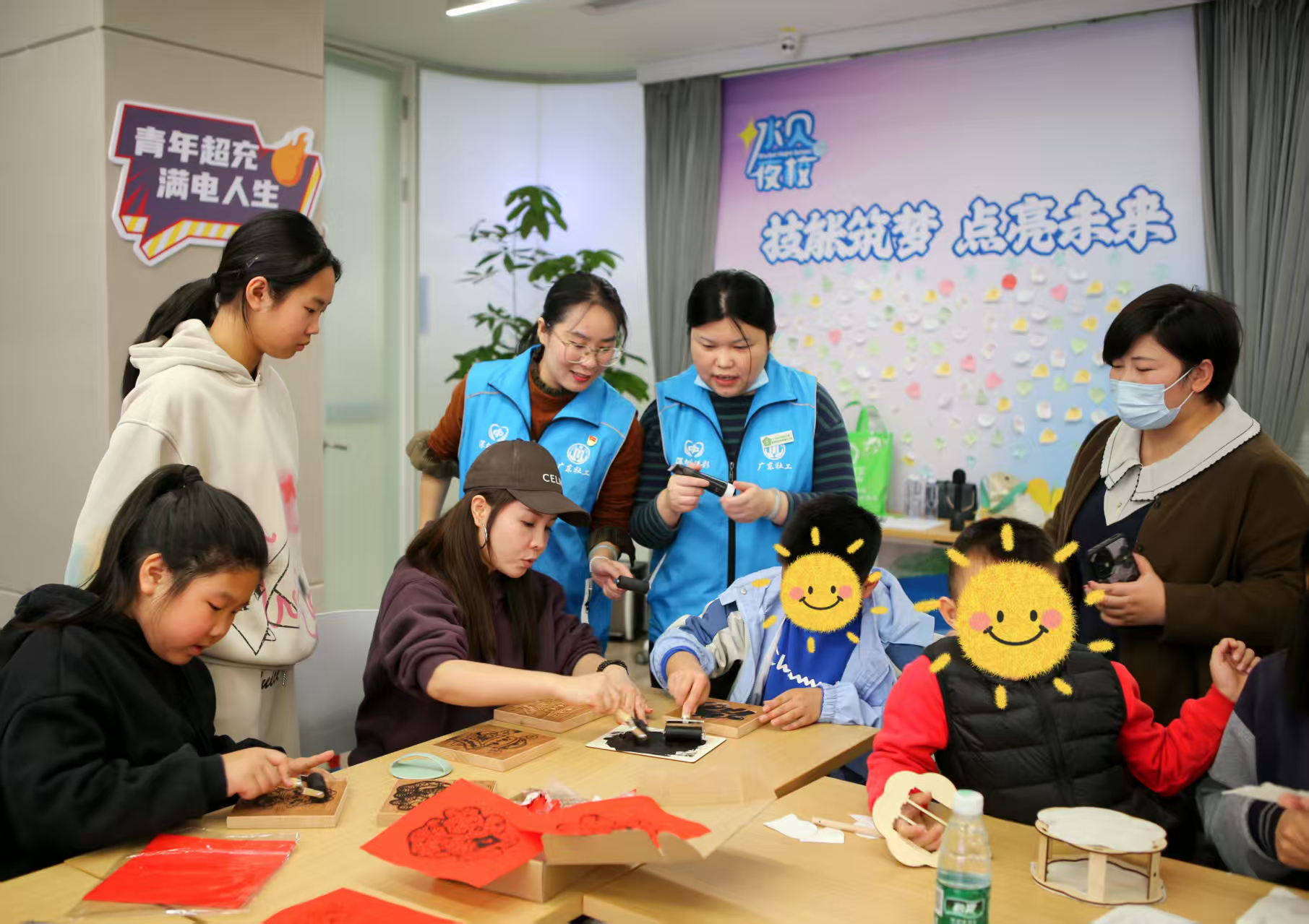 翠竹街道开展亲子非遗手工坊与特殊群体新春关爱探访活动