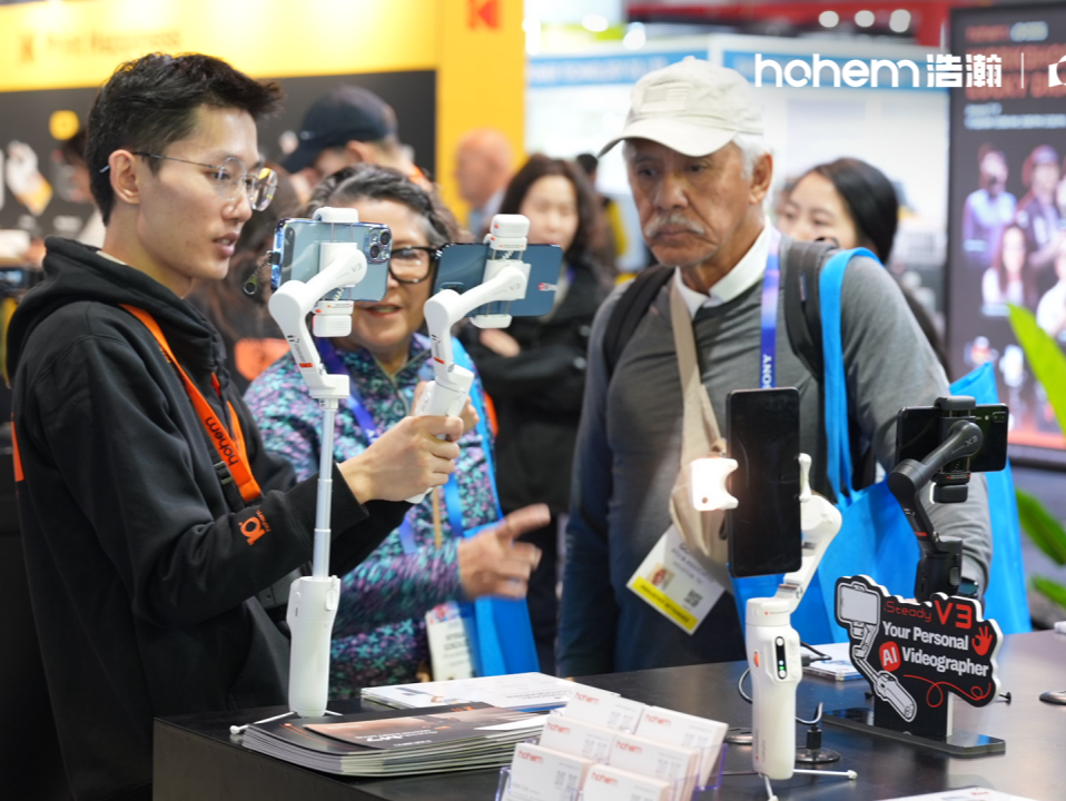 你的“AI摄影搭子”来了！“深企”hohem浩瀚携全系列稳定器亮相丨CES 2025