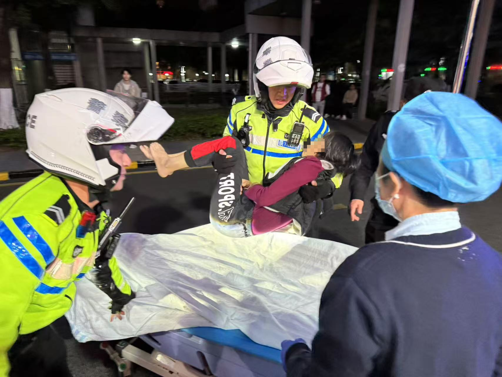 老人突然昏迷不醒 龙岗铁骑及时护送就医