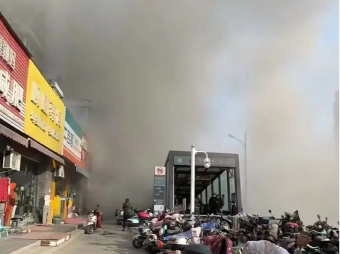 在建工地水泥罐爆了？杭州地铁回应