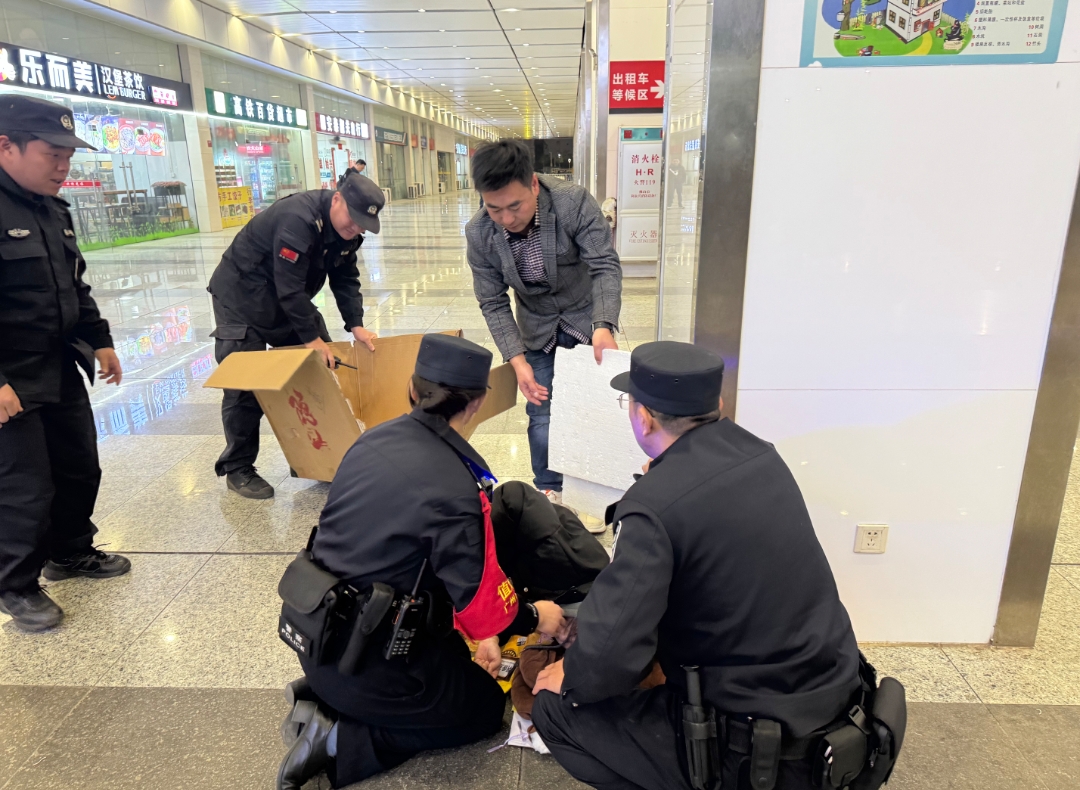 女子高铁站突发疾病，铁路民警暖心施救