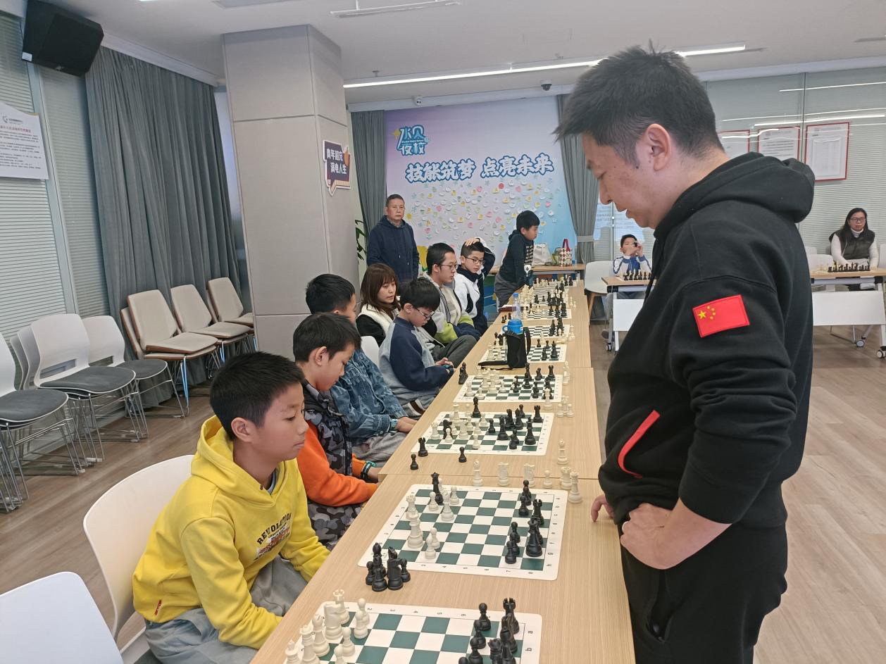 国际象棋特级大师走进水贝社区，与青少年共搓棋艺