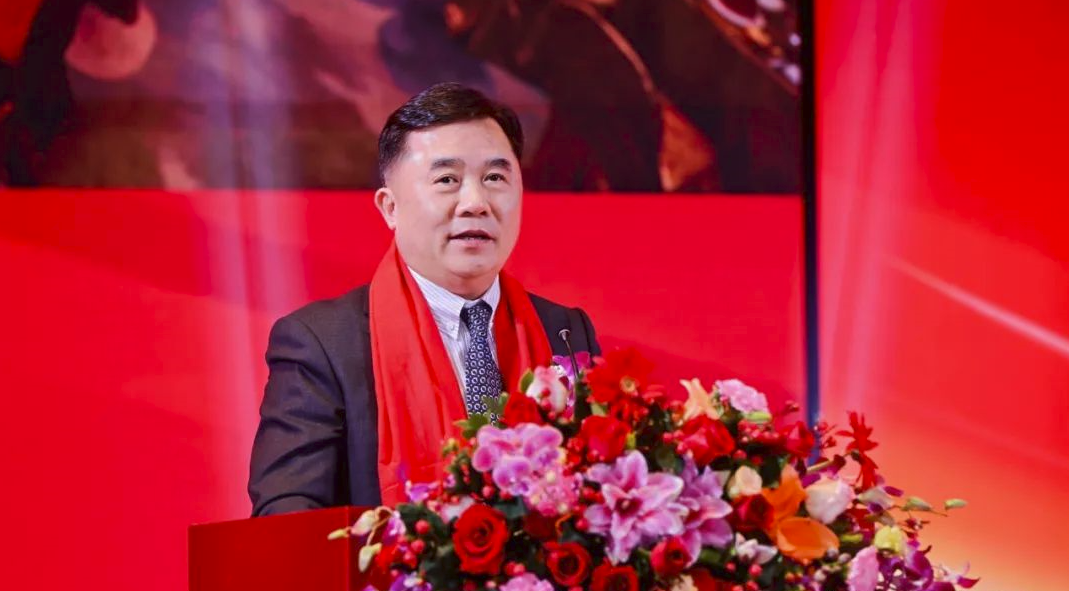深圳新世界集团举行2024年终总结表彰大会暨2025迎春晚会