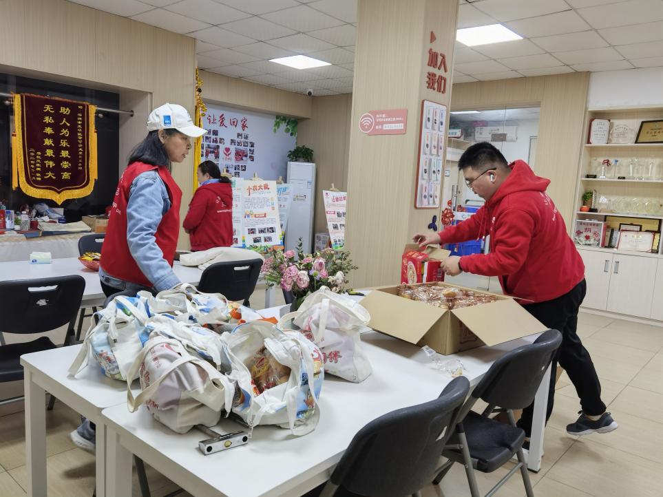 已上岗！热心志愿者帮这个无助小伙找到一份工