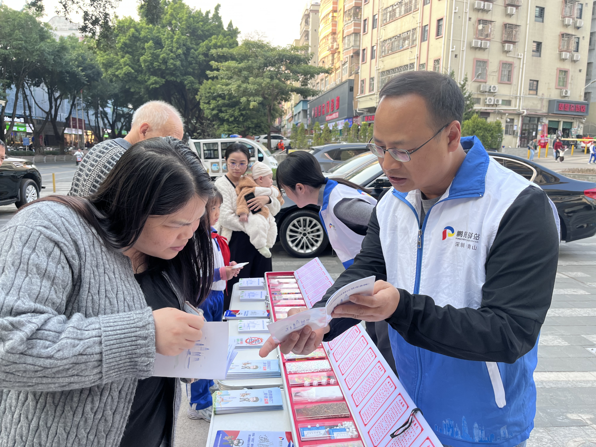 南山区桃源街道开展“共筑全民防毒墙，迎新禁毒齐宣传”活动